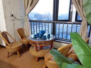 武汉武汉碧海飞鸿公寓 - 汉口核心同济武广协和豪华四人套房的客房设有桌椅和阳台。