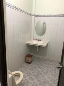 美奈红地旅馆的一间带卫生间、水槽和镜子的浴室