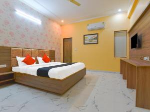 斋浦尔Hotel Vibha Palace的酒店客房,配有床和电视