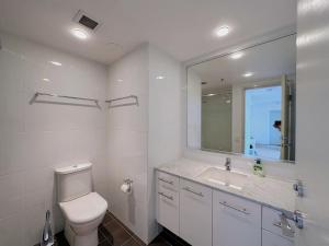 悉尼Share House Master Room Near Chatswood Station的白色的浴室设有卫生间和水槽。
