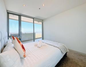 悉尼Share House Master Room Near Chatswood Station的卧室配有白色的床和大窗户