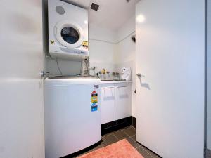 悉尼Share House Master Room Near Chatswood Station的一间带水槽和微波炉的小厨房