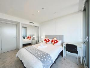 悉尼Share House Master Room Near Chatswood Station的白色卧室配有床和书桌