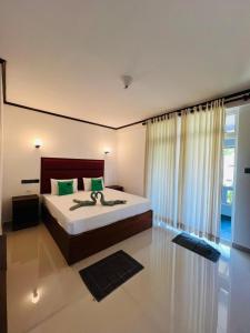 米瑞莎勒马祖恩旅馆的一间卧室设有一张大床和一个大窗户