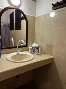 玛哈威Hotel Maya Luna Adults Only的一间带水槽和镜子的浴室