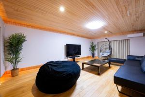 福冈Hinoki house的客厅配有沙发和桌子