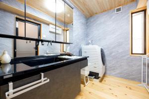 福冈Hinoki house的厨房配有水槽和风扇