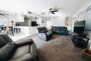三河城Pebble Creek的带沙发和电视的客厅以及厨房。