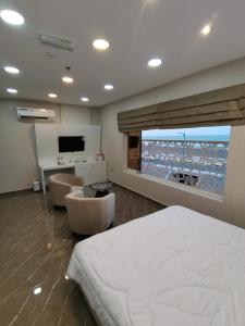 索哈尔Marina Town的一间卧室配有一张床,享有海景