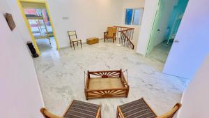 蓬蒂切里26 LaPorte的客房享有高空的景致,配有桌椅。