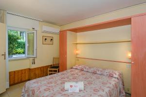 钦克亚勒Storyville Simple Stay的一间卧室,配有一张带标志的床