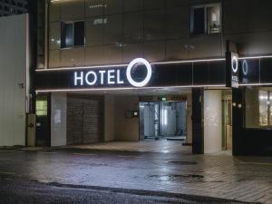 釜山O Hotel的建筑一侧的酒店标志