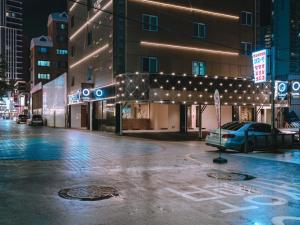 釜山O Hotel的停在大楼前的灯