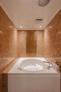 釜山O Hotel的带浴缸和盥洗盆的浴室