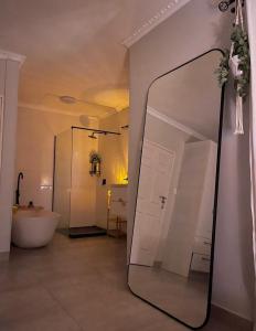 马翁Luna Holiday Home的浴室设有镜子、水槽和浴缸