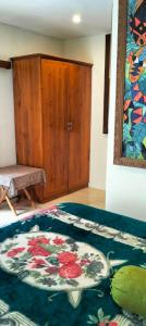 乌布Villa Biyu Siyu的一间设有床、梳妆台和地毯的房间