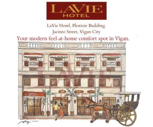 美岸LaVie Hotel的带有马车的建筑物图