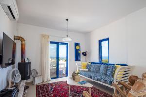 卡拉塔斯Villa Blanca的客厅设有蓝色的沙发和窗户。