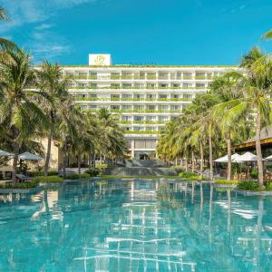 绥和市Rosa Alba Resort & Villas Tuy Hoa的一座棕榈树环绕的大酒店