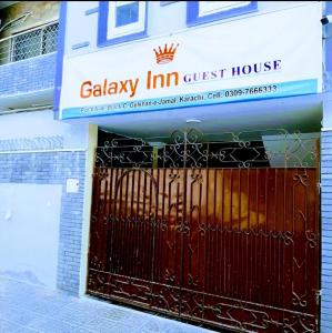 卡拉奇Galaxy Inn Guest House的旅馆前的大门