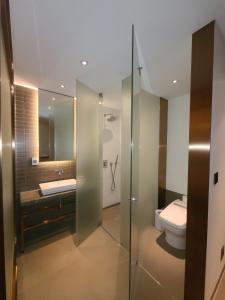 华城市MD HOTEL Dongtan - Formerly Staz Hotel Dongtan的一间带玻璃淋浴和卫生间的浴室