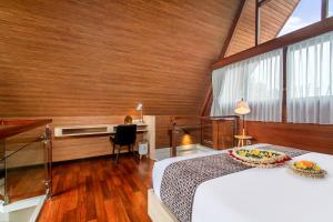 乌布Kanhara Villas Ubud by Pramana Villas的一间卧室配有一张床和一张书桌