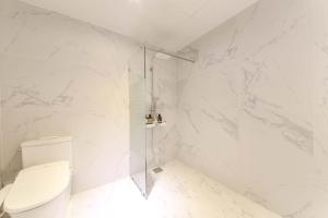釜山HOUND HOTEL sasang branch的带淋浴和卫生间的白色浴室