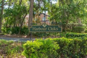 圣西蒙斯岛Harbour Oaks 604的房屋前的海港橡树标志