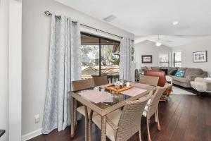 圣西蒙斯岛Harbour Oaks 606的用餐室以及带桌椅的起居室。