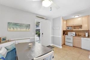 圣西蒙斯岛Turtle Cove的厨房以及带桌椅的起居室。