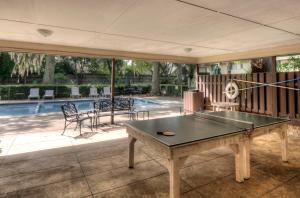 圣西蒙斯岛Turtle Cove的一间带乒乓球桌和游泳池的房间