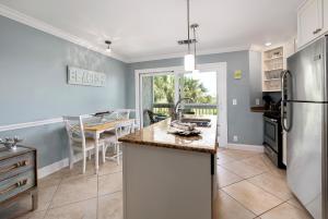 圣西蒙斯岛Birds Eye View的厨房配有水槽、冰箱和桌子