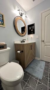 圣西蒙斯岛The Squeezebox的浴室设有白色的卫生间和镜子
