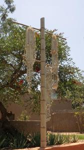 特鲁希略DE SOL Y BARRO Moche Trujillo的吊在柱子上的吊灯