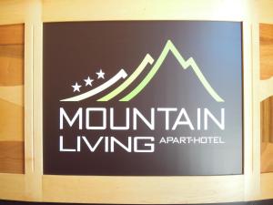 圣瓦伦蒂诺阿拉穆塔Mountain Living Apartments的山墙上的标志