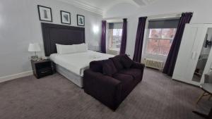 卡莱尔Carlisle Station Hotel, Sure Hotel Collection by BW的一间卧室配有一张床、一把椅子和窗户。
