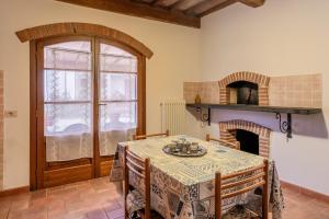 兰波雷基奥Agriturismo Fadanelli - Il Forno的一间带桌子和壁炉的用餐室