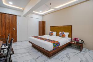 孟买FabHotel New 7 Star的一间卧室,卧室内配有一张大床