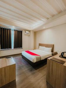 马尼拉Airo Hotel Manila的一间卧室,卧室内配有一张大床