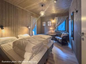哈山Hafjelltunet的一间卧室配有一张大床和一张书桌