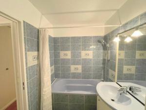 圣莫里斯9 min from Château de Vincennes - Paris & Disney的带浴缸和盥洗盆的浴室