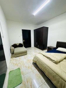 Private Entrance 2 Bedroom Apartment fully furnished的电视和/或娱乐中心