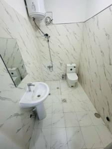 阿布扎比Private Entrance 2 Bedroom Apartment fully furnished的白色的浴室设有水槽和卫生间。