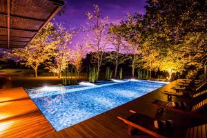 丹不拉卡伦德瓦度假酒店的后院的游泳池