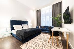 布达佩斯ZOYA LUXURY RESIDENCE的一间卧室配有一张床和一张沙发