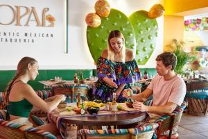 穆罗海滩Iberostar Selection Albufera Playa All Inclusive的一群坐在餐厅桌子上的人