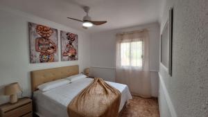 德尔锡伦西奥海岸FRANCY PLACE的白色的卧室设有床和窗户