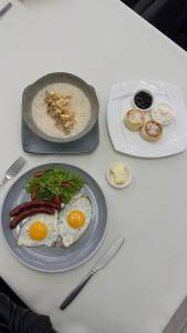 巴尔喀什Жемчужина гостиница Балхаш的一张桌子上放着一盘早餐食品