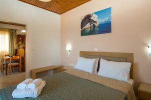 瓦西里科斯莱万特别墅酒店的一间卧室配有一张床,上面有两条毛巾