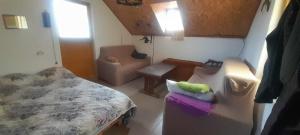 科查尼Krushka, Kochani, Osogovo的配有床、沙发和椅子的房间